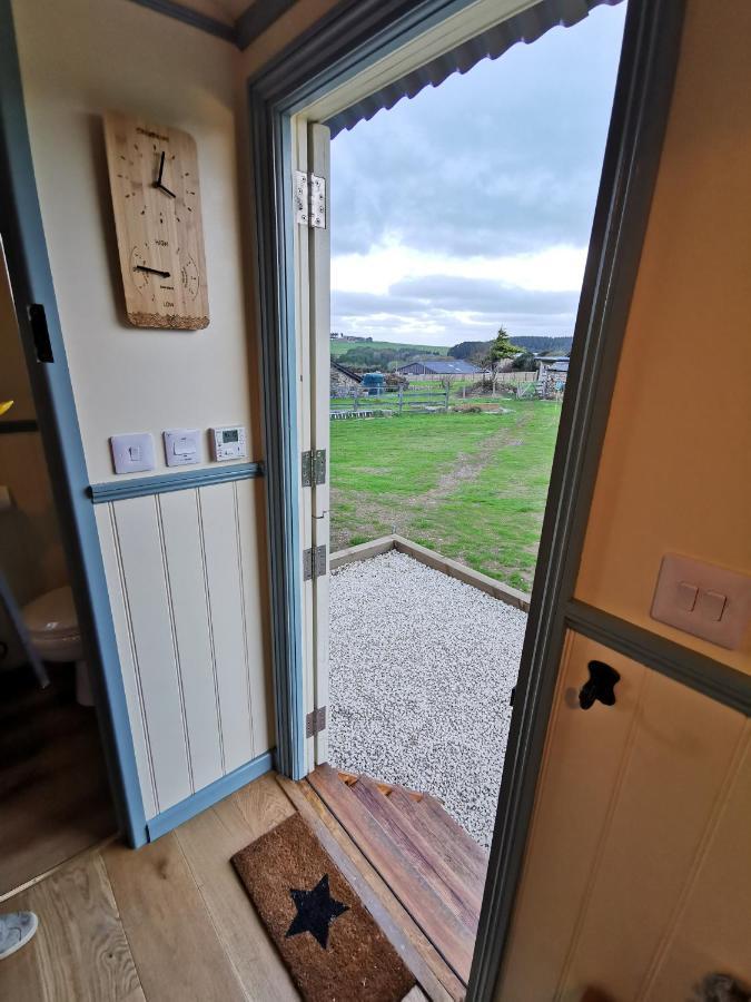 Toms Hut And Robins Rest Shepherd Huts Near Уейдбридж Екстериор снимка