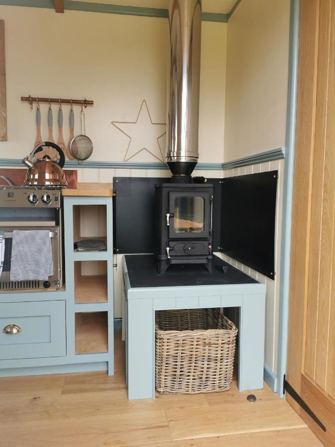 Toms Hut And Robins Rest Shepherd Huts Near Уейдбридж Екстериор снимка