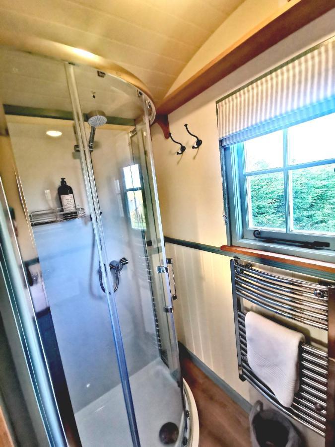 Toms Hut And Robins Rest Shepherd Huts Near Уейдбридж Екстериор снимка
