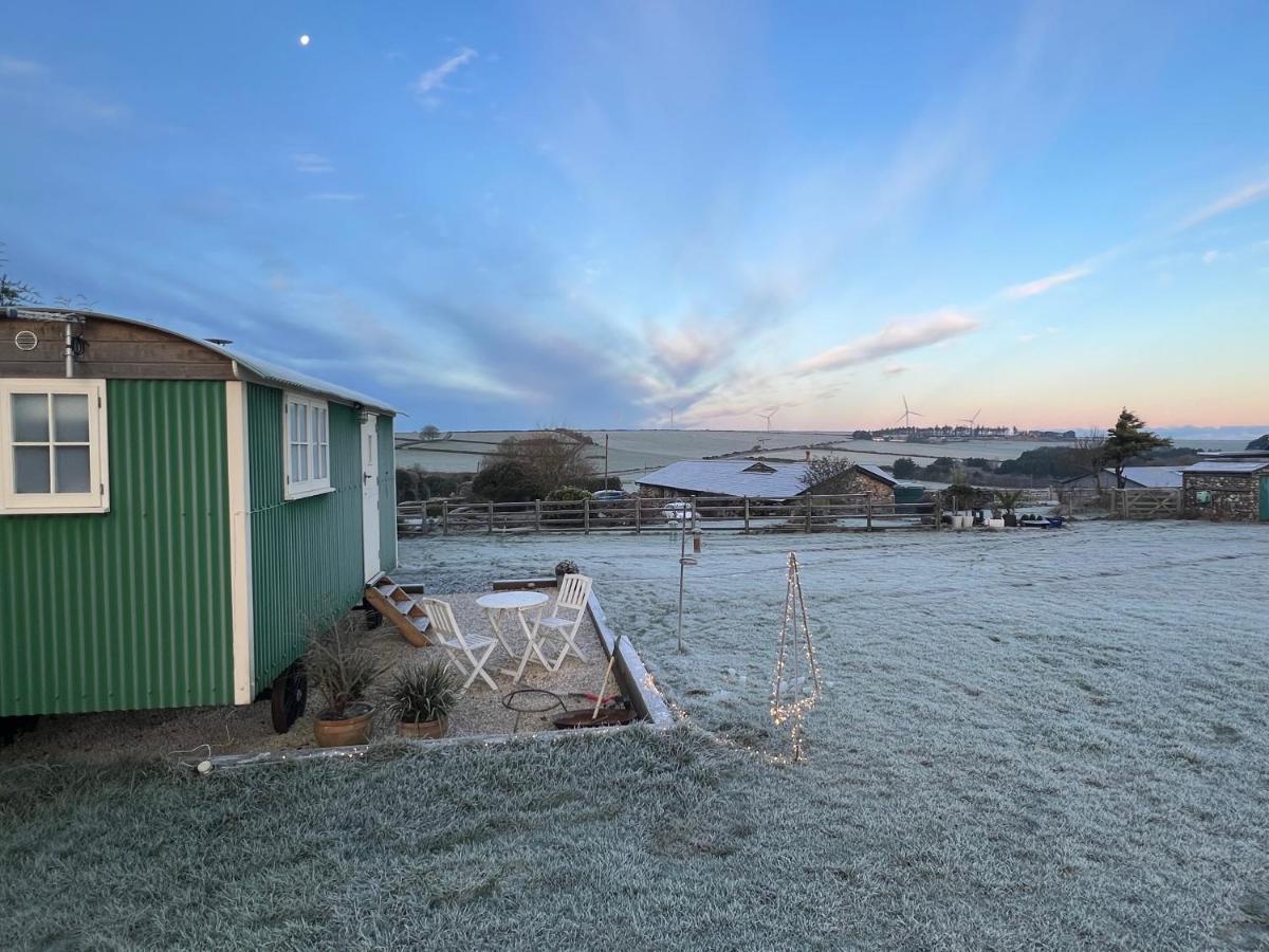 Toms Hut And Robins Rest Shepherd Huts Near Уейдбридж Екстериор снимка