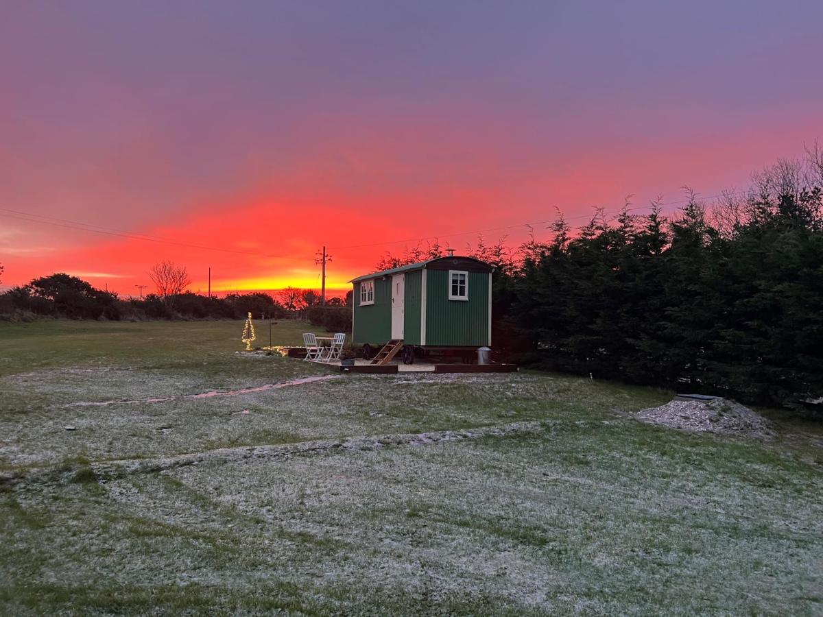 Toms Hut And Robins Rest Shepherd Huts Near Уейдбридж Екстериор снимка