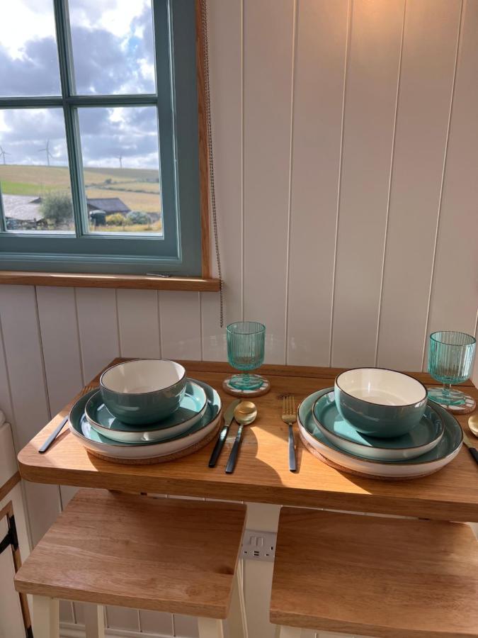 Toms Hut And Robins Rest Shepherd Huts Near Уейдбридж Екстериор снимка