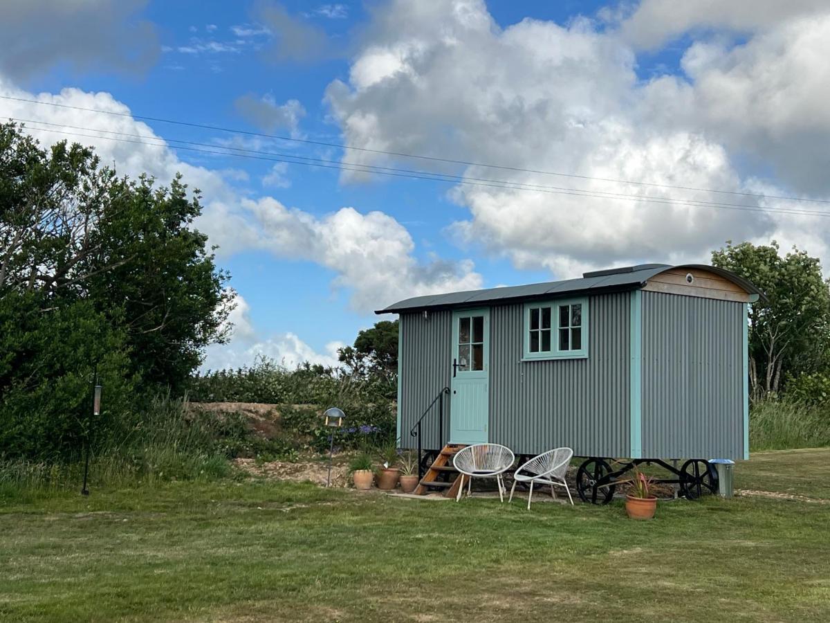 Toms Hut And Robins Rest Shepherd Huts Near Уейдбридж Екстериор снимка