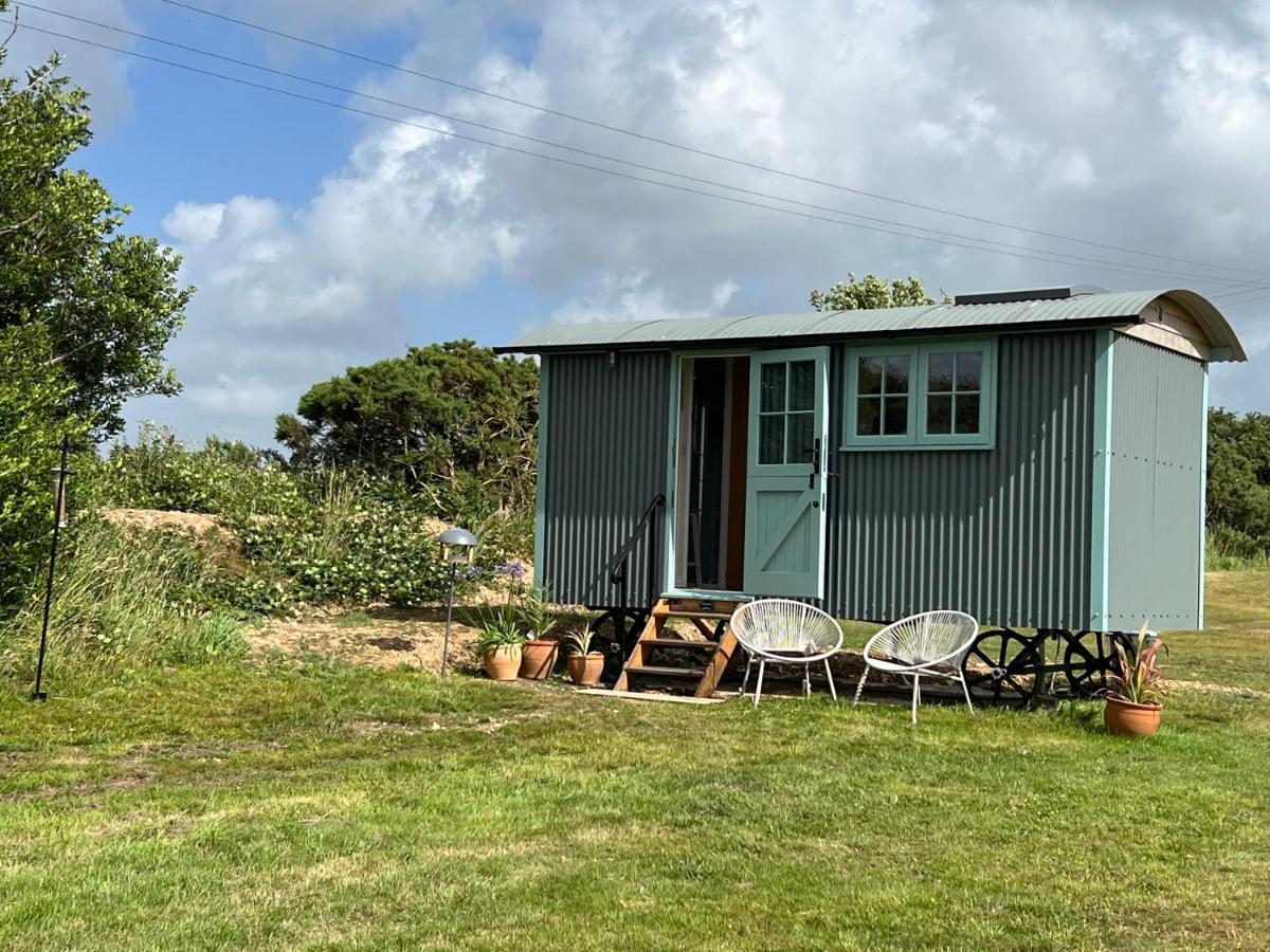 Toms Hut And Robins Rest Shepherd Huts Near Уейдбридж Екстериор снимка