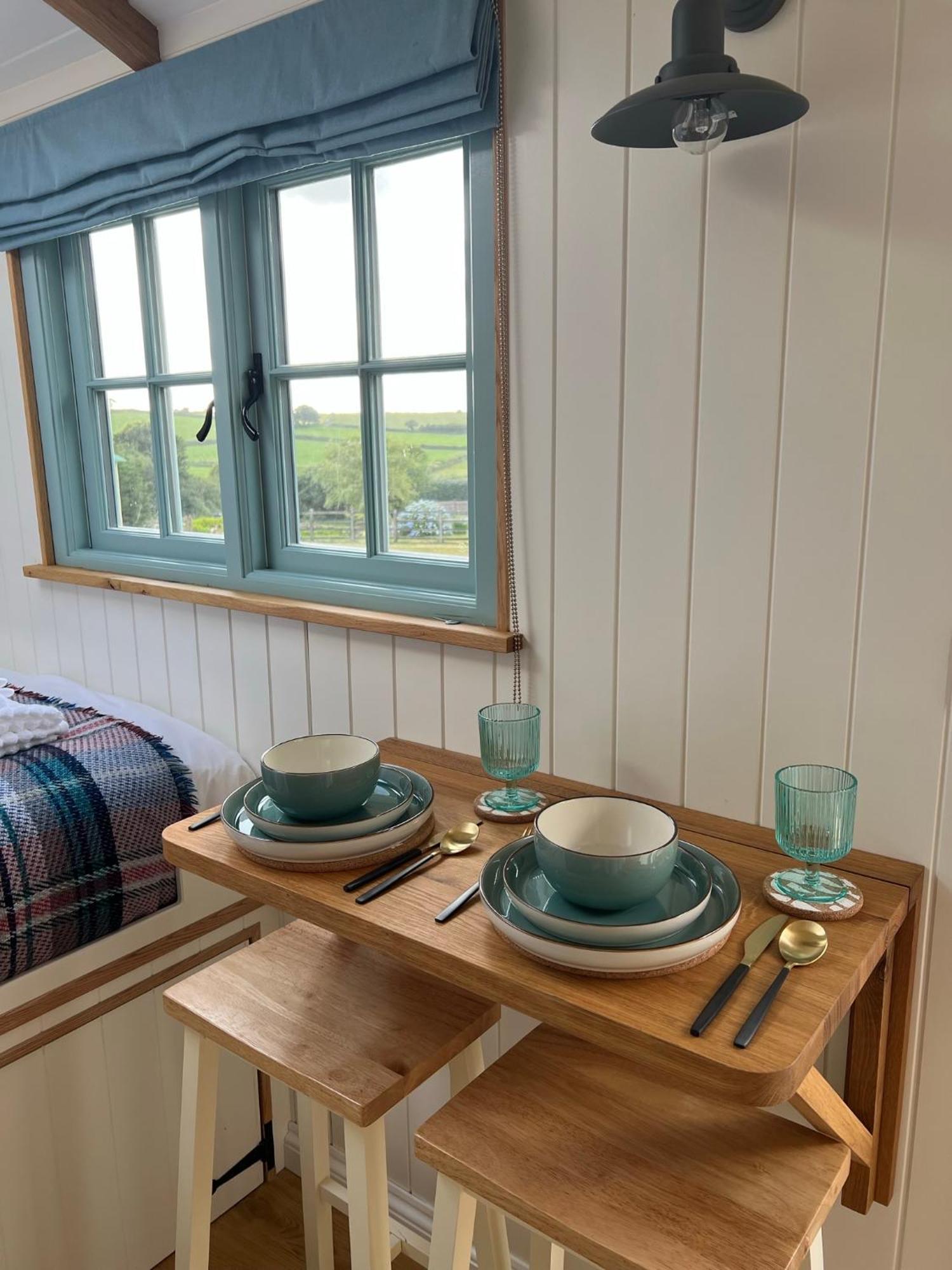 Toms Hut And Robins Rest Shepherd Huts Near Уейдбридж Екстериор снимка