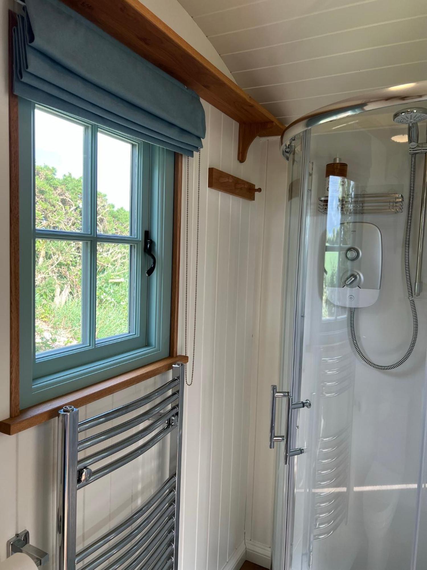 Toms Hut And Robins Rest Shepherd Huts Near Уейдбридж Екстериор снимка