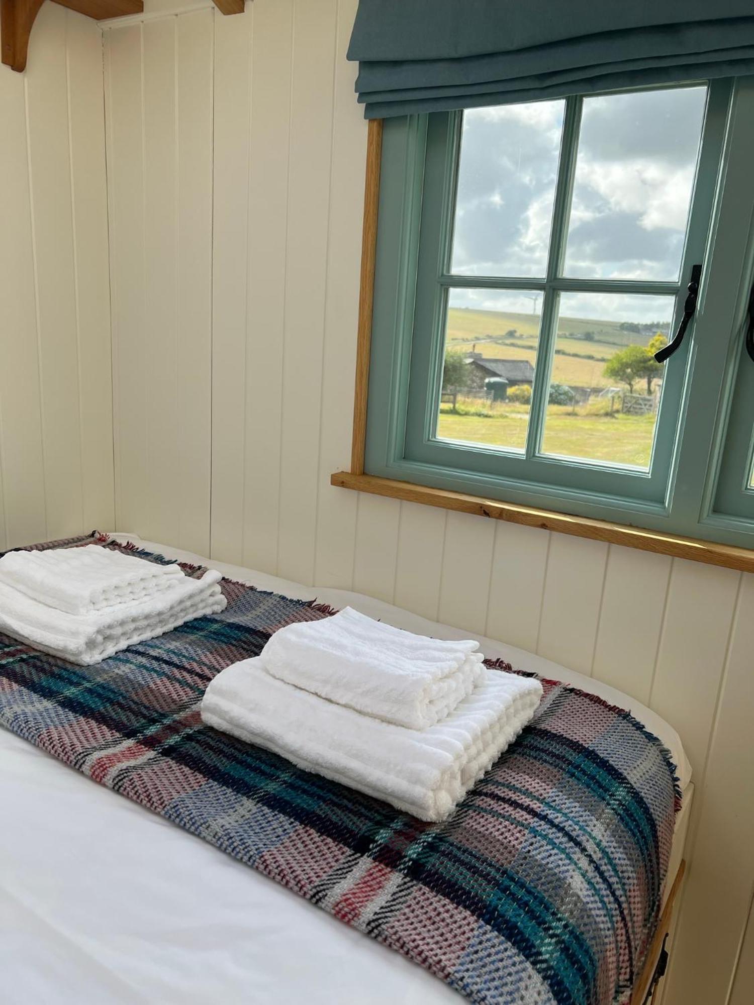 Toms Hut And Robins Rest Shepherd Huts Near Уейдбридж Екстериор снимка