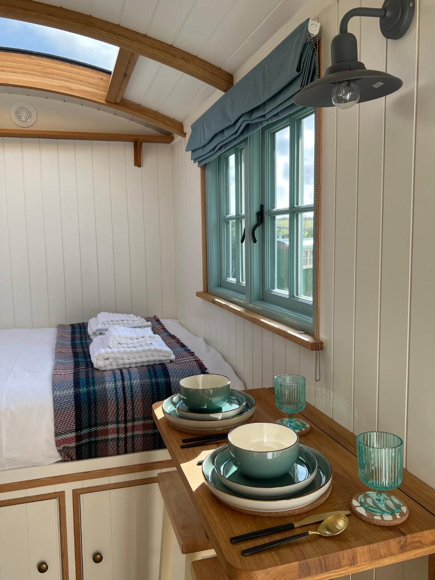 Toms Hut And Robins Rest Shepherd Huts Near Уейдбридж Екстериор снимка