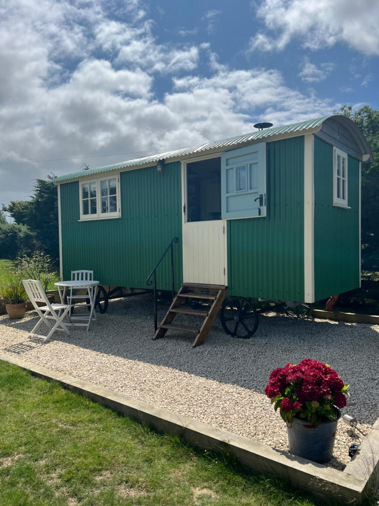 Toms Hut And Robins Rest Shepherd Huts Near Уейдбридж Екстериор снимка