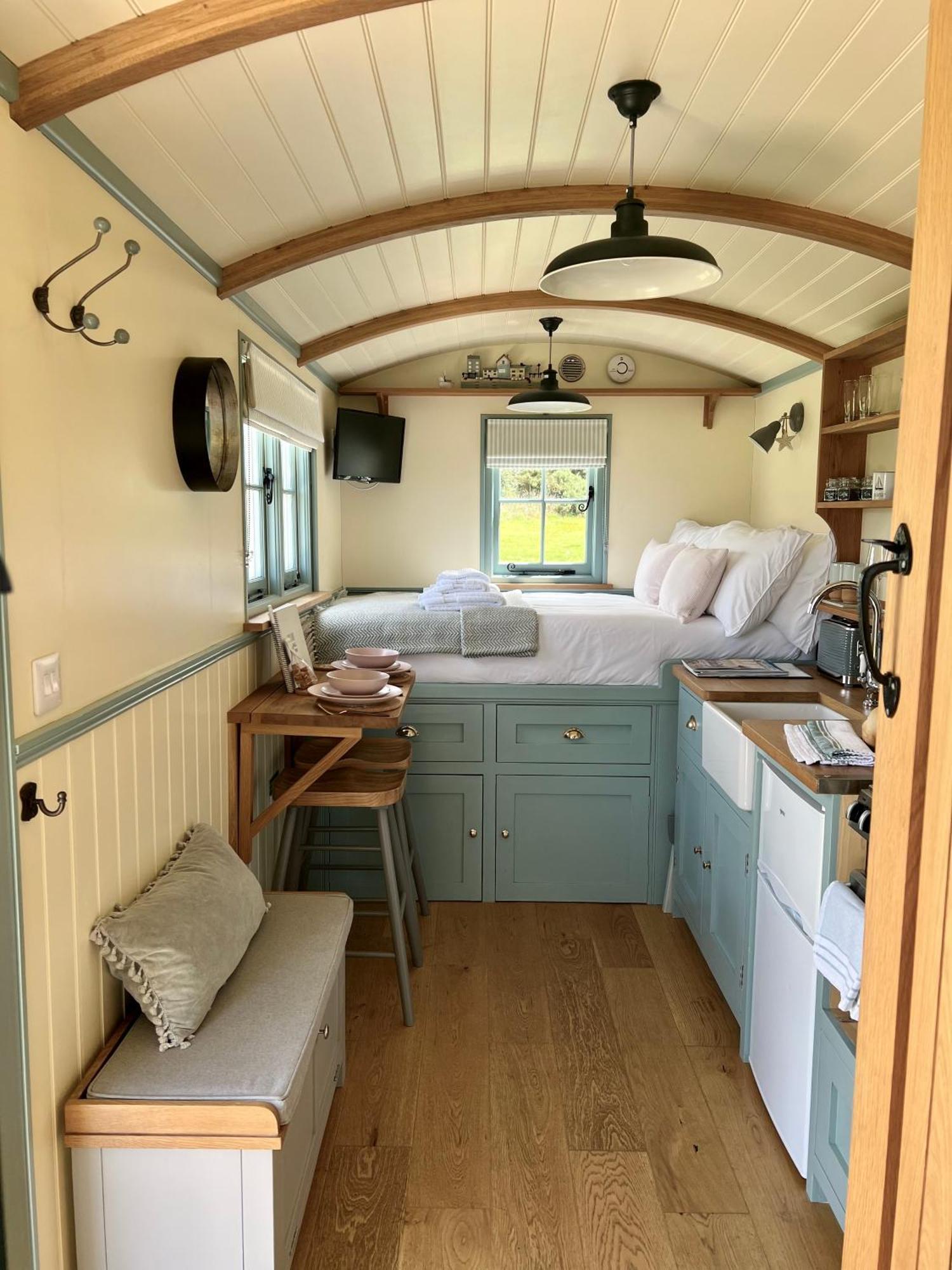 Toms Hut And Robins Rest Shepherd Huts Near Уейдбридж Екстериор снимка