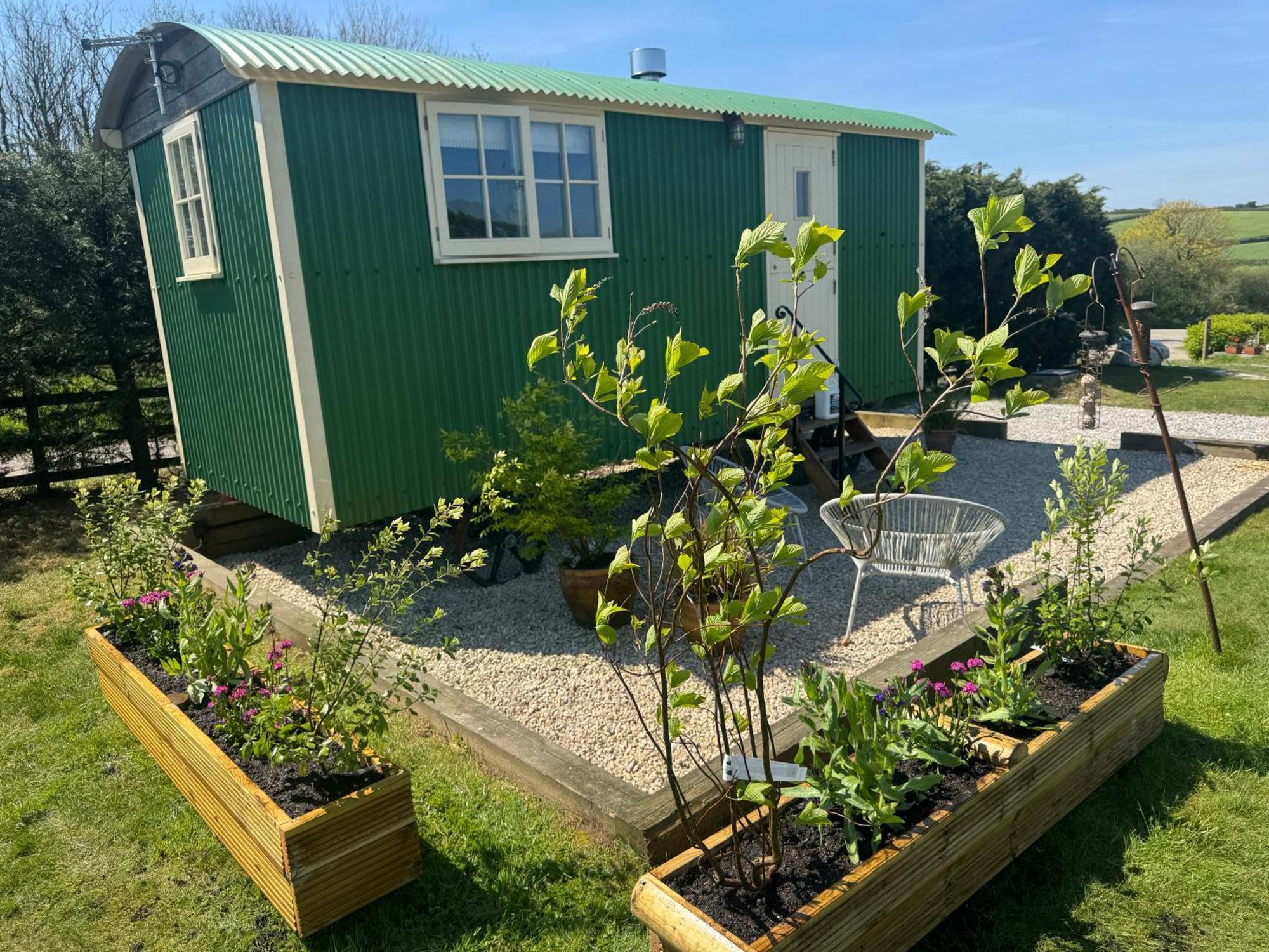 Toms Hut And Robins Rest Shepherd Huts Near Уейдбридж Екстериор снимка
